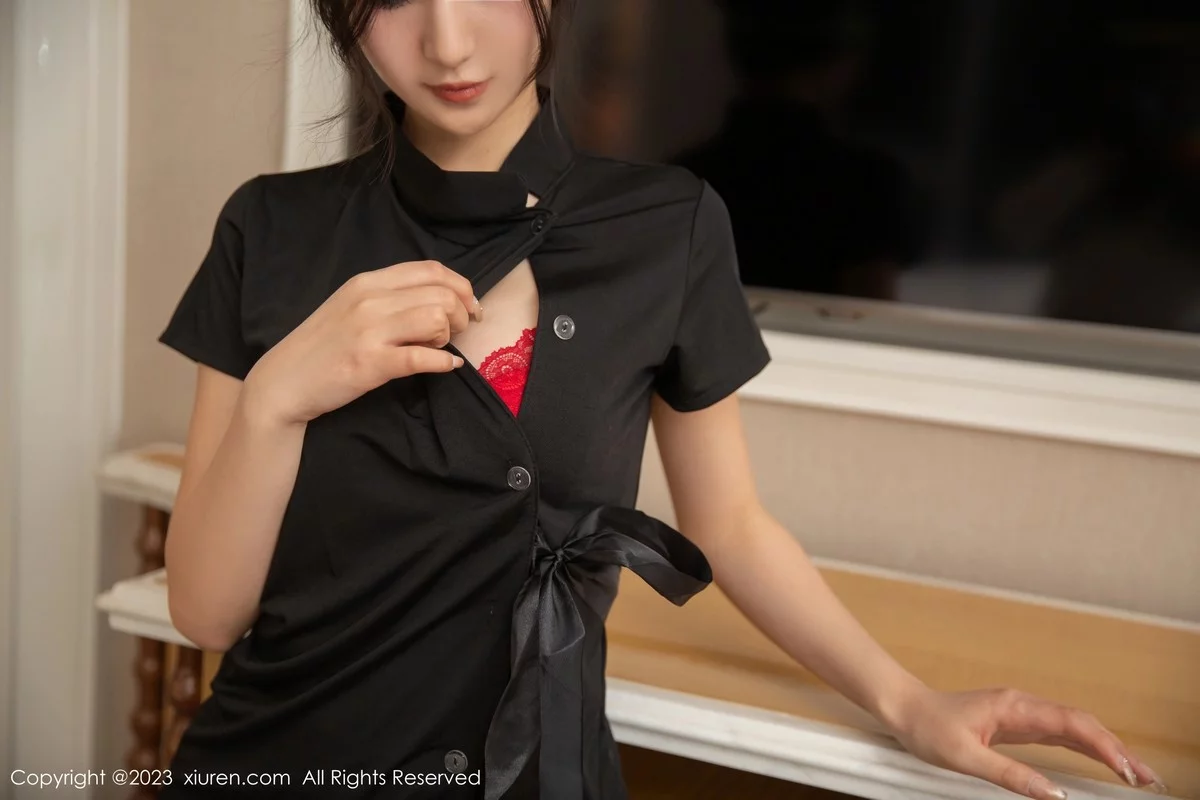 XiuRen第6705期_模特熊小诺黑色情趣护士服露性感内衣秀曼妙身姿迷人诱惑写真78P