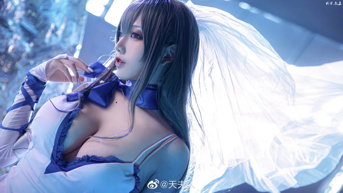 知名主播天夫人-Azur Lane Saint Louis主题白色紧身礼裙配白丝袜秀美腿诱惑写真46P