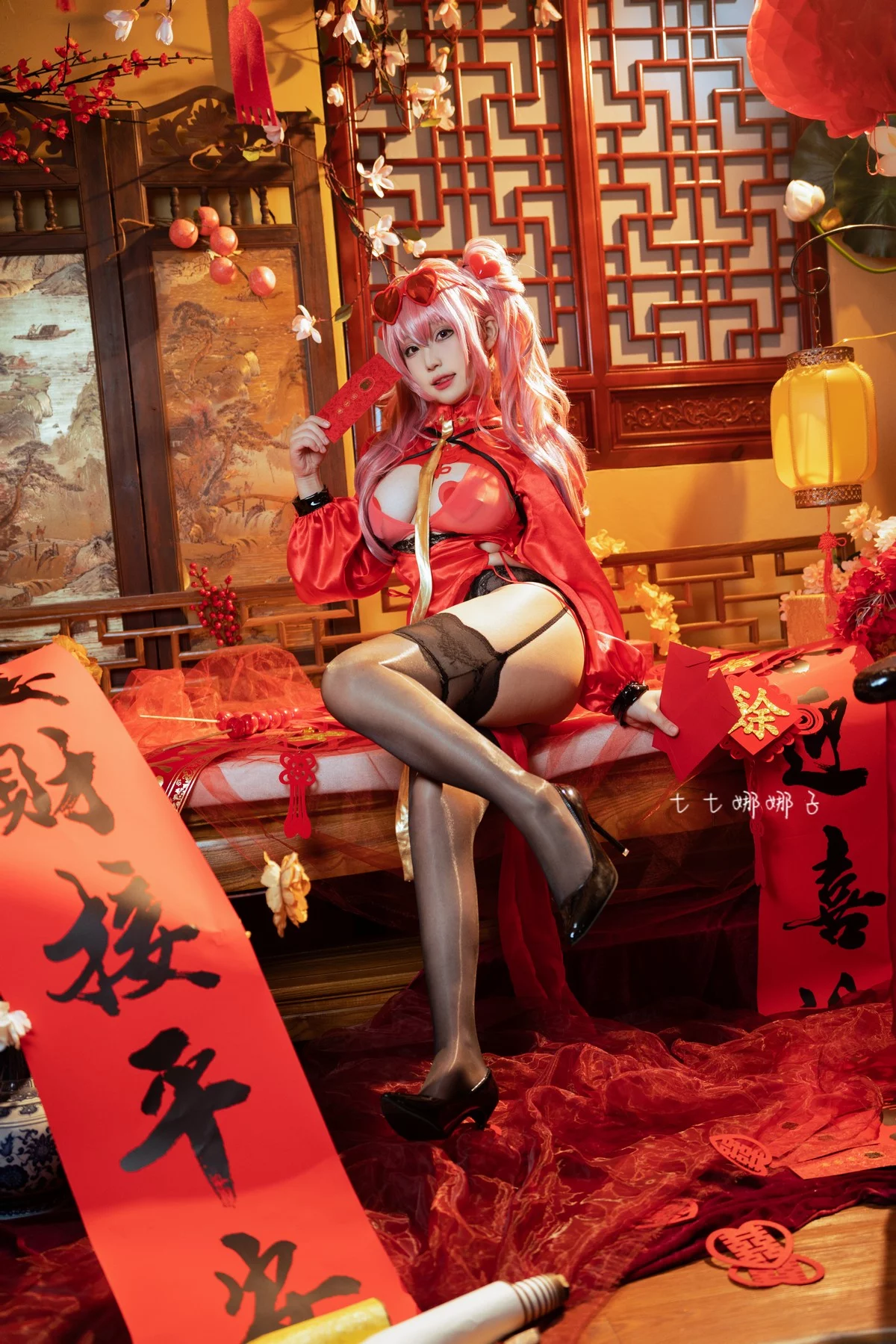 Coser美女七七娜娜子布莱默顿新春旗袍主题性感红色露胸旗袍配黑丝吊袜诱惑写真108P