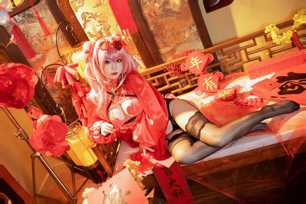 Coser美女七七娜娜子布莱默顿新春旗袍主题性感红色露胸旗袍配黑丝吊袜诱惑写真108P