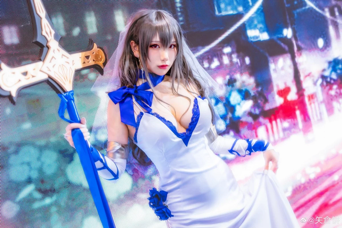 知名主播天夫人-Azur Lane Saint Louis主题白色紧身礼裙配白丝袜秀美腿诱惑写真46P