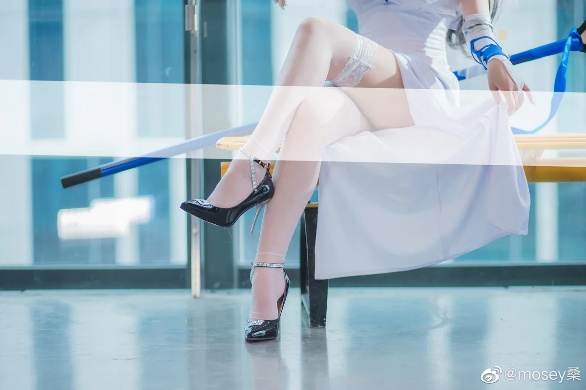 知名主播天夫人-Azur Lane Saint Louis主题白色紧身礼裙配白丝袜秀美腿诱惑写真46P