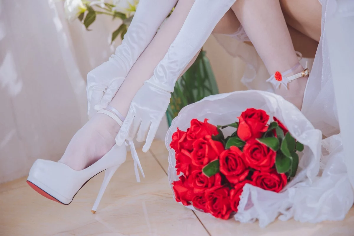 Cosplay美女日奈娇G36C礼服主题性感白色礼裙配白色蕾丝吊袜秀美腿诱惑写真40P