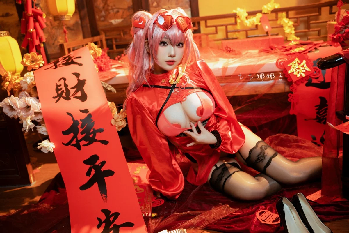 Coser美女七七娜娜子布莱默顿新春旗袍主题性感红色露胸旗袍配黑丝吊袜诱惑写真108P