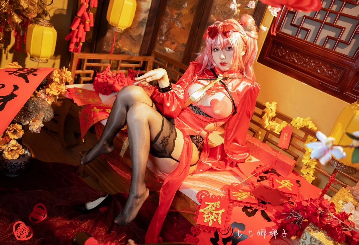 Coser美女七七娜娜子布莱默顿新春旗袍主题性感红色露胸旗袍配黑丝吊袜诱惑写真108P