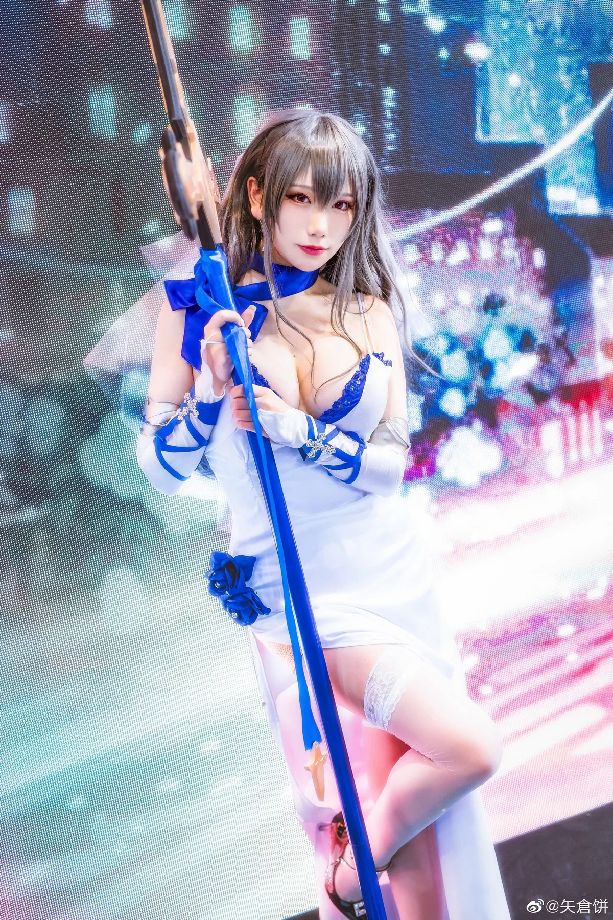知名主播天夫人-Azur Lane Saint Louis主题白色紧身礼裙配白丝袜秀美腿诱惑写真46P