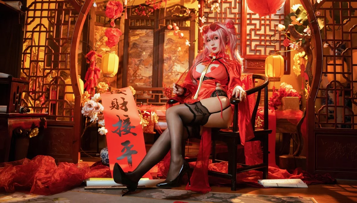 Coser美女七七娜娜子布莱默顿新春旗袍主题性感红色露胸旗袍配黑丝吊袜诱惑写真108P