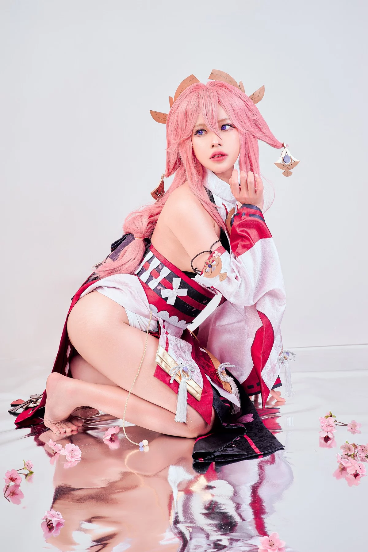 网络美女PingPing-Yae Miko主题性感红白日系服饰半撩露丁字裤秀翘臀诱惑写真30P