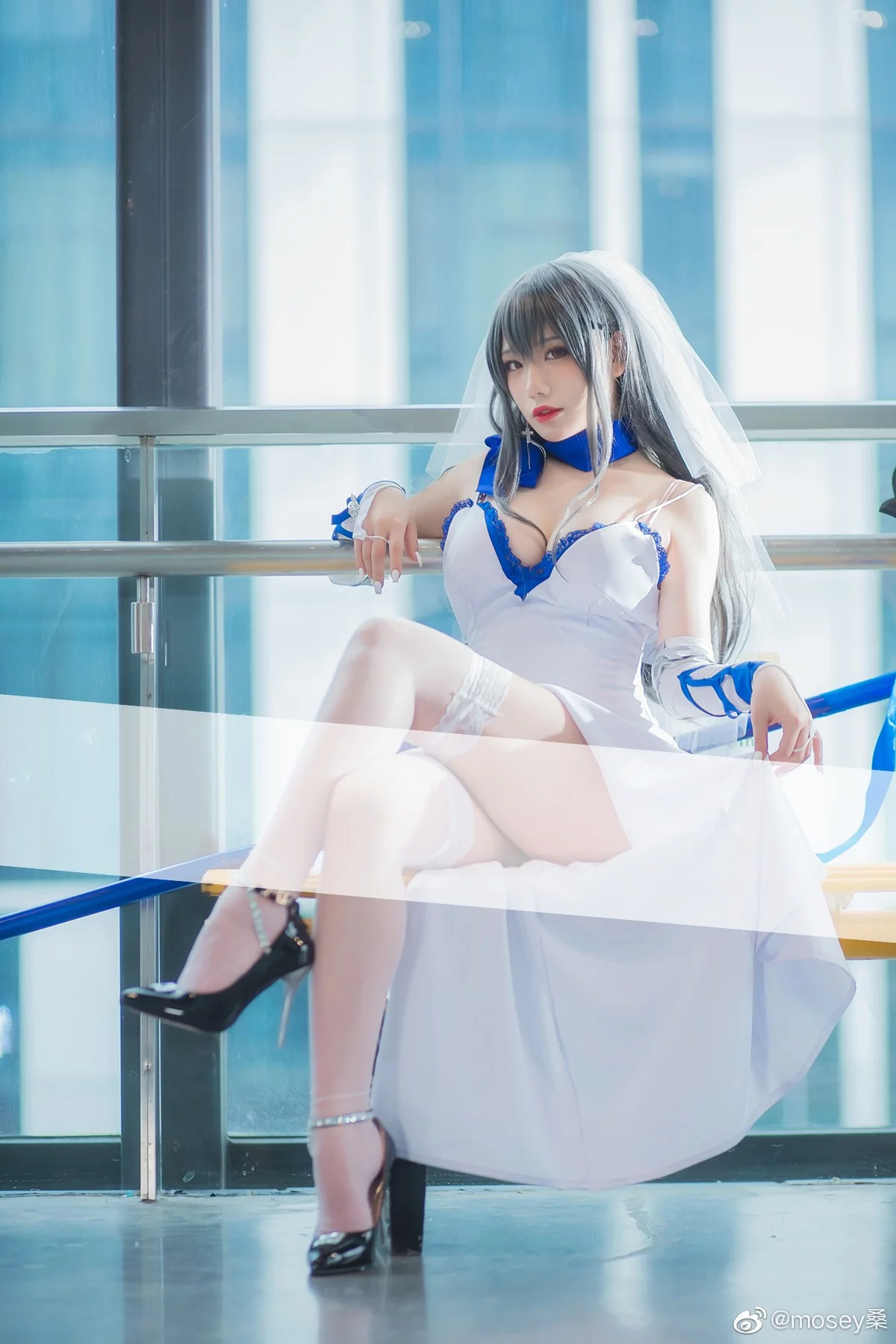 知名主播天夫人-Azur Lane Saint Louis主题白色紧身礼裙配白丝袜秀美腿诱惑写真46P