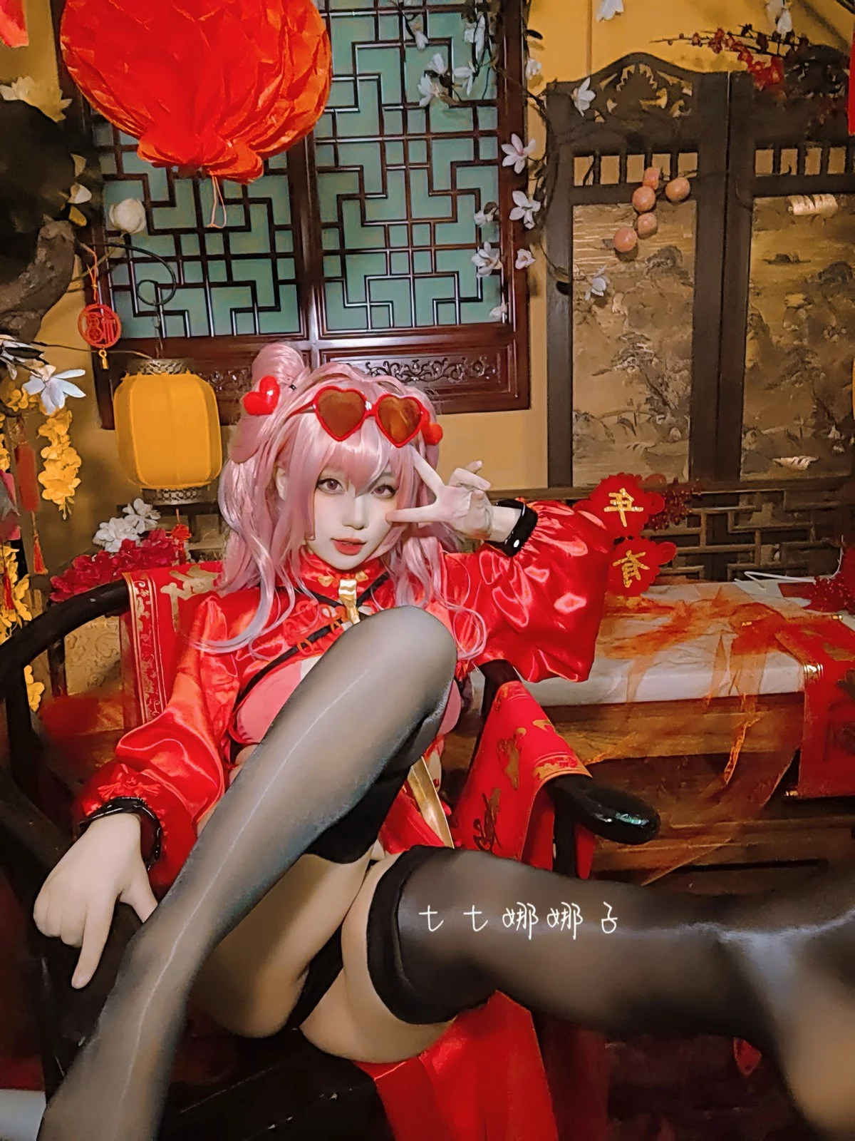 Coser美女七七娜娜子布莱默顿新春旗袍主题性感红色露胸旗袍配黑丝吊袜诱惑写真108P