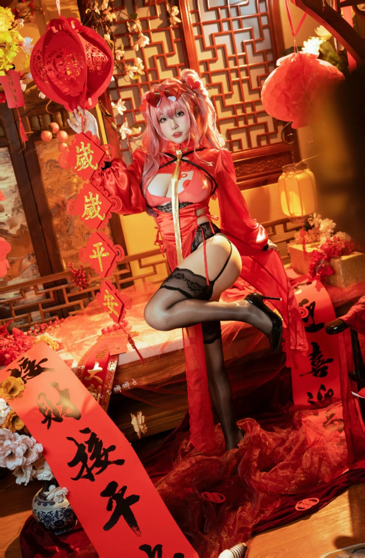 Coser美女七七娜娜子布莱默顿新春旗袍主题性感红色露胸旗袍配黑丝吊袜诱惑写真108P