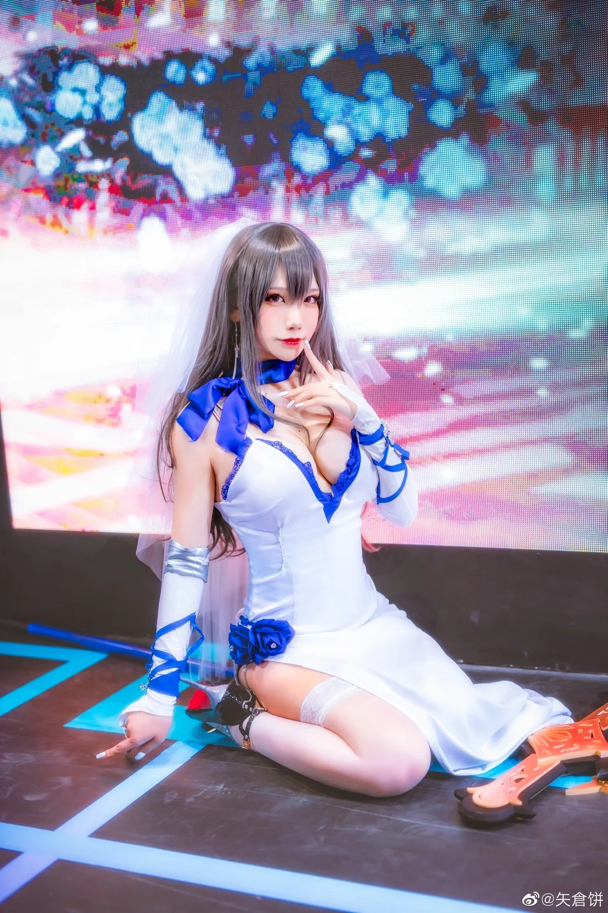 知名主播天夫人-Azur Lane Saint Louis主题白色紧身礼裙配白丝袜秀美腿诱惑写真46P
