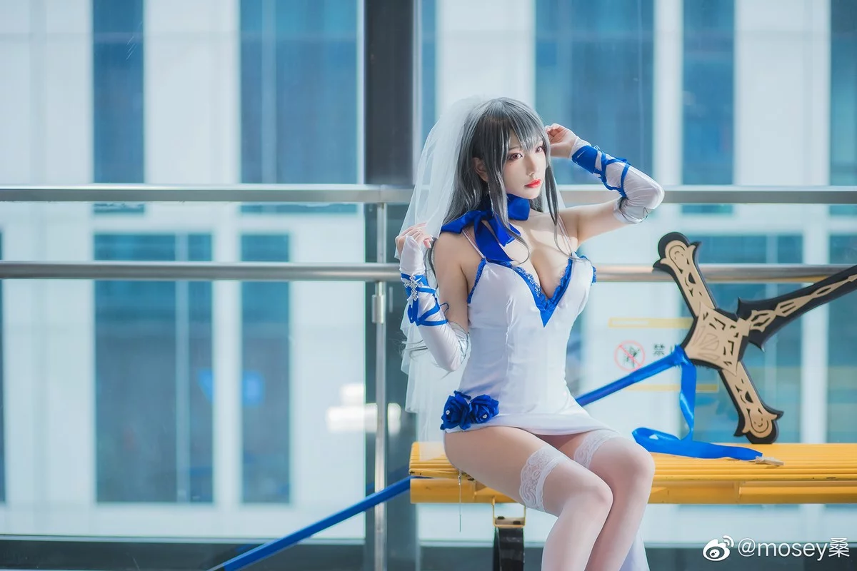知名主播天夫人-Azur Lane Saint Louis主题白色紧身礼裙配白丝袜秀美腿诱惑写真46P