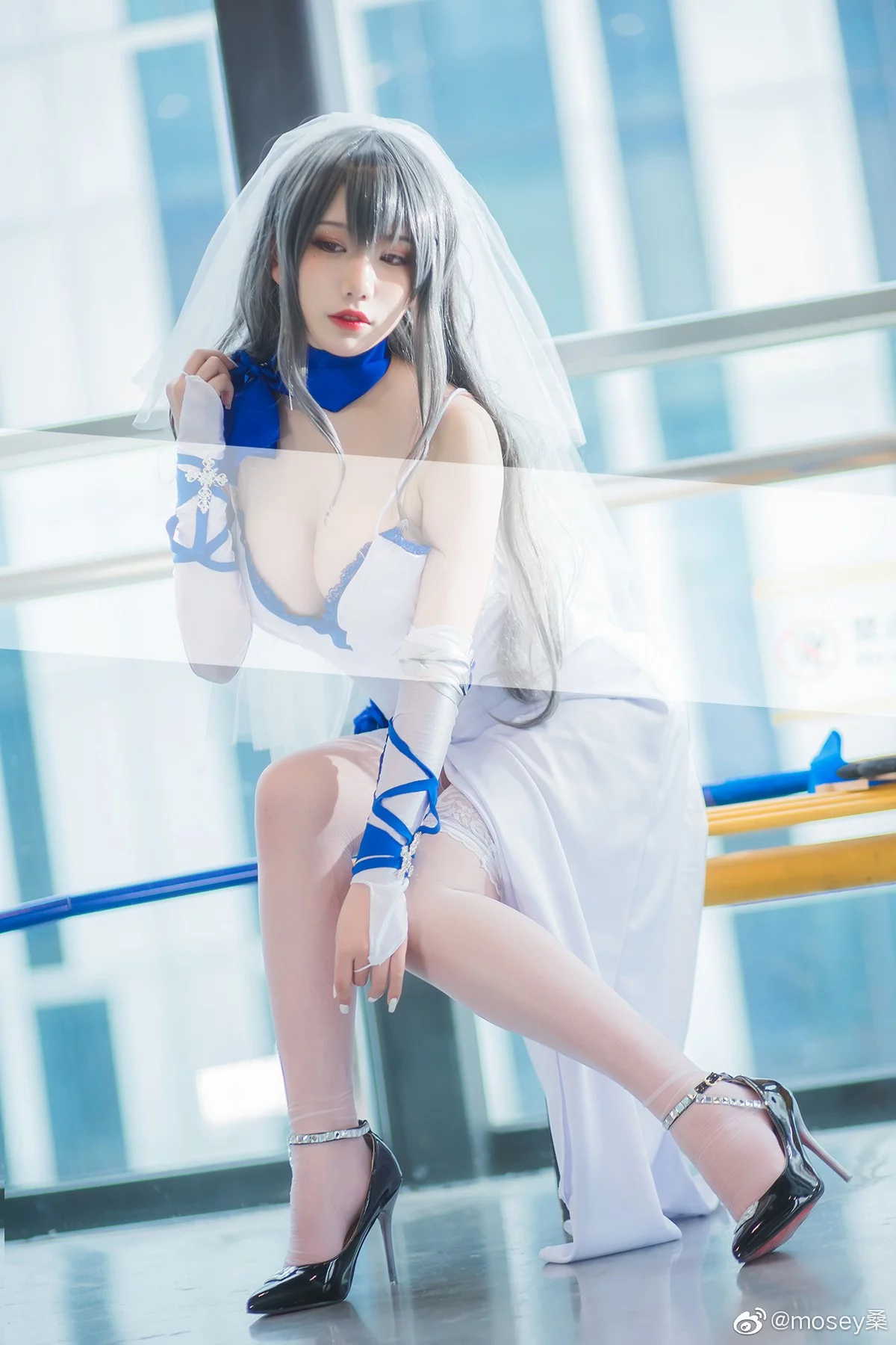 知名主播天夫人-Azur Lane Saint Louis主题白色紧身礼裙配白丝袜秀美腿诱惑写真46P