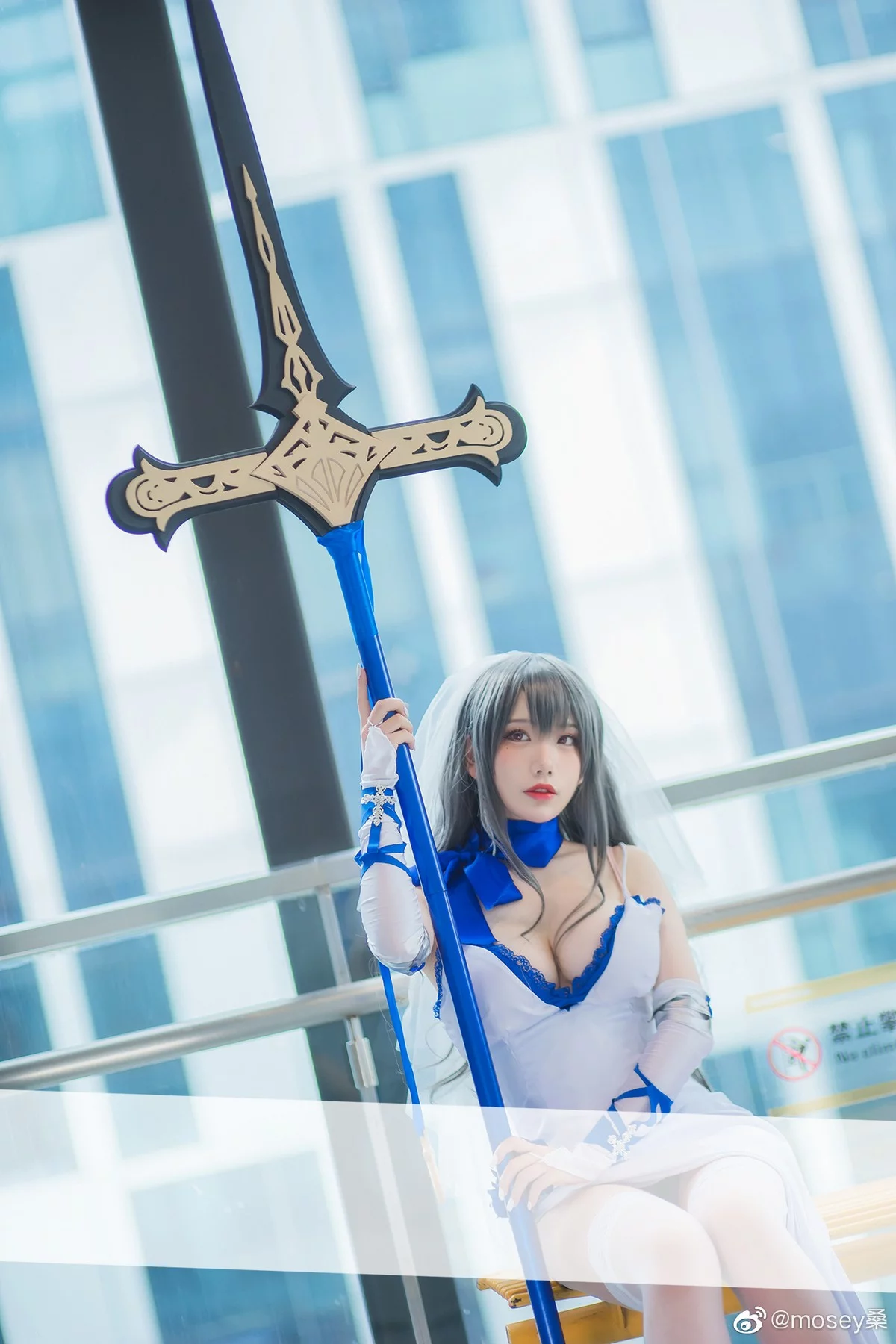 知名主播天夫人-Azur Lane Saint Louis主题白色紧身礼裙配白丝袜秀美腿诱惑写真46P