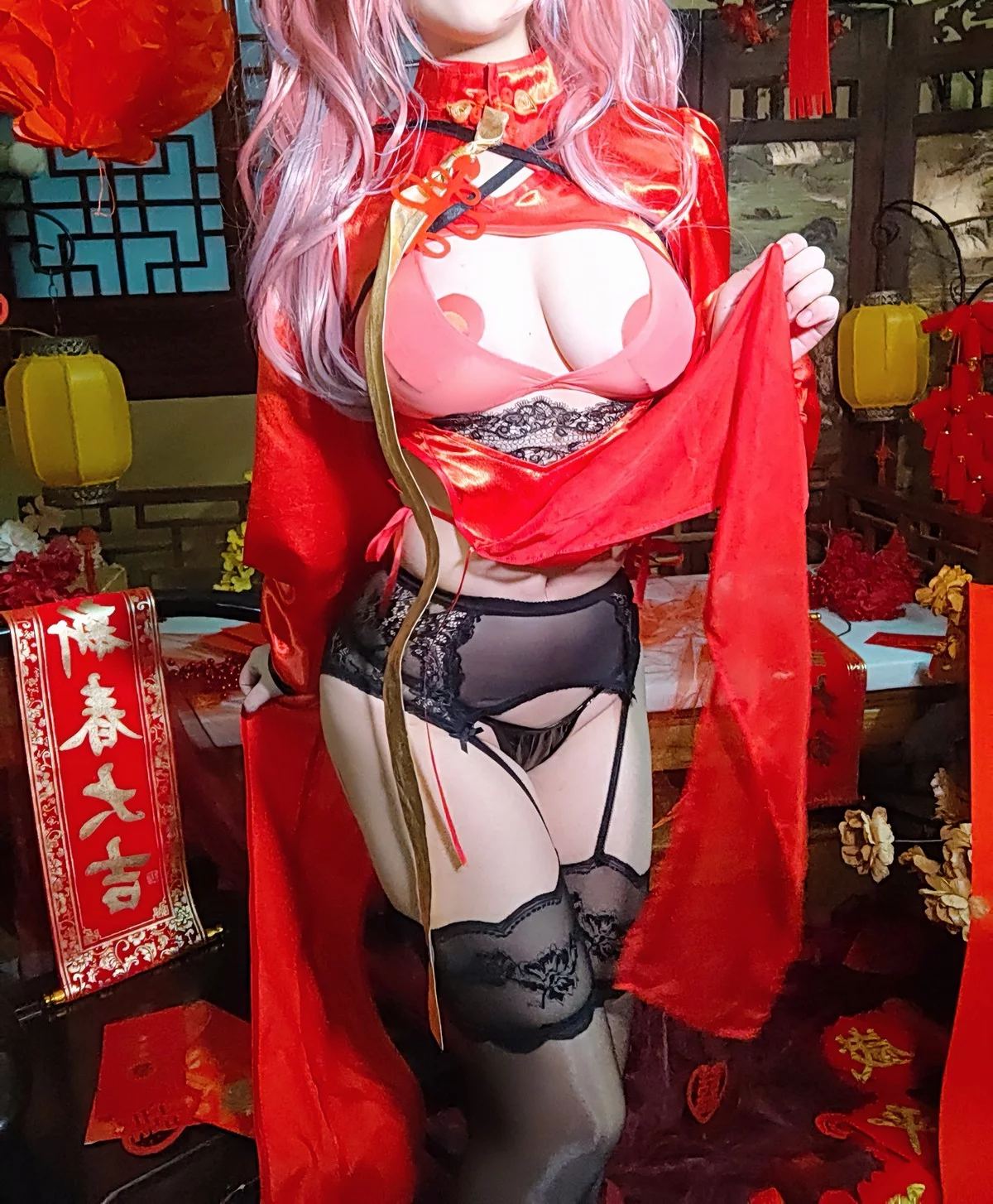Coser美女七七娜娜子布莱默顿新春旗袍主题性感红色露胸旗袍配黑丝吊袜诱惑写真108P