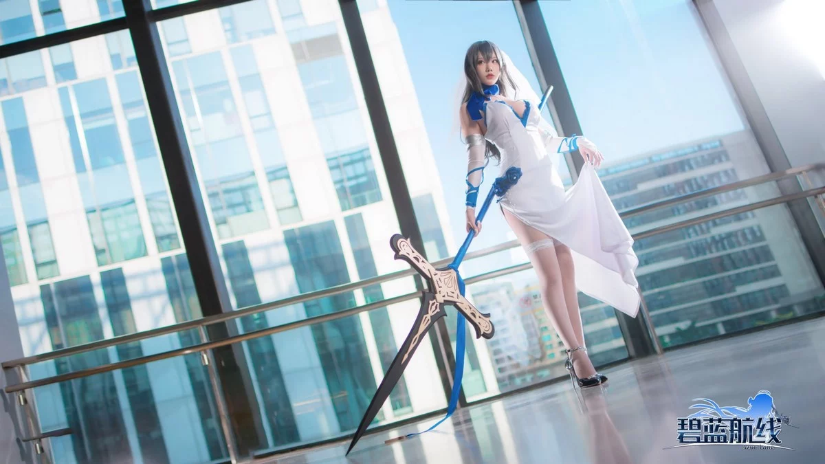 知名主播天夫人-Azur Lane Saint Louis主题白色紧身礼裙配白丝袜秀美腿诱惑写真46P