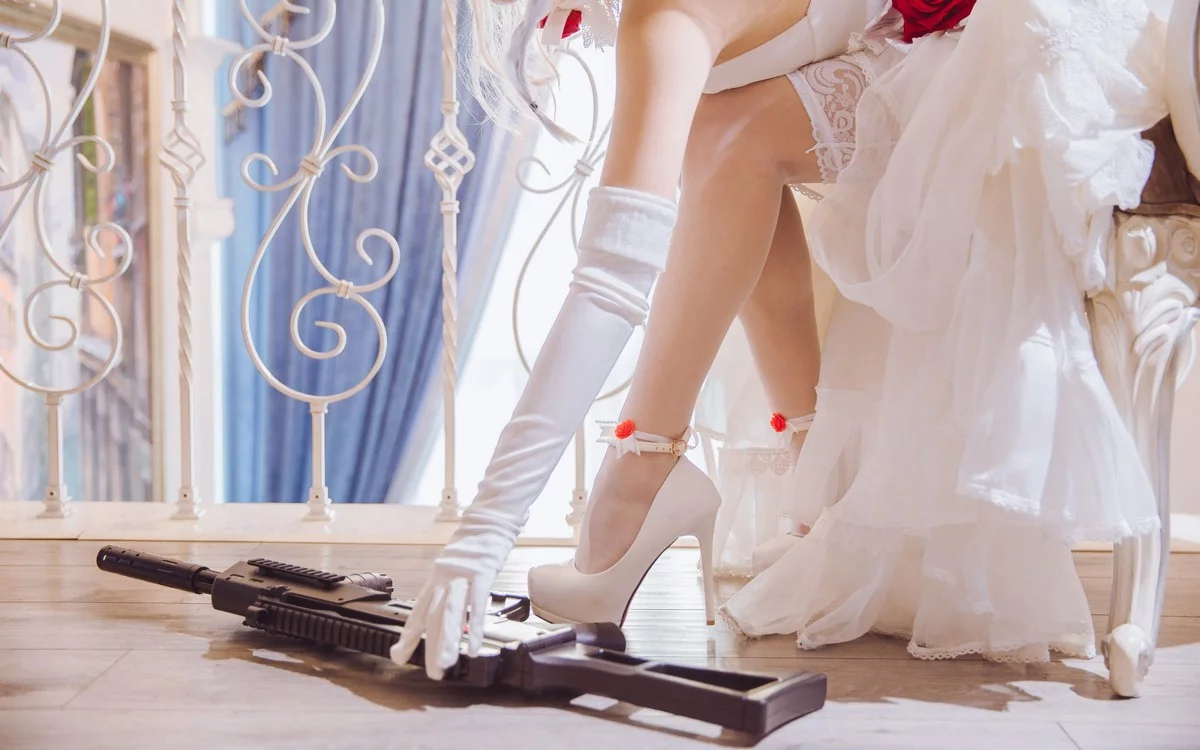 Cosplay美女日奈娇G36C礼服主题性感白色礼裙配白色蕾丝吊袜秀美腿诱惑写真40P