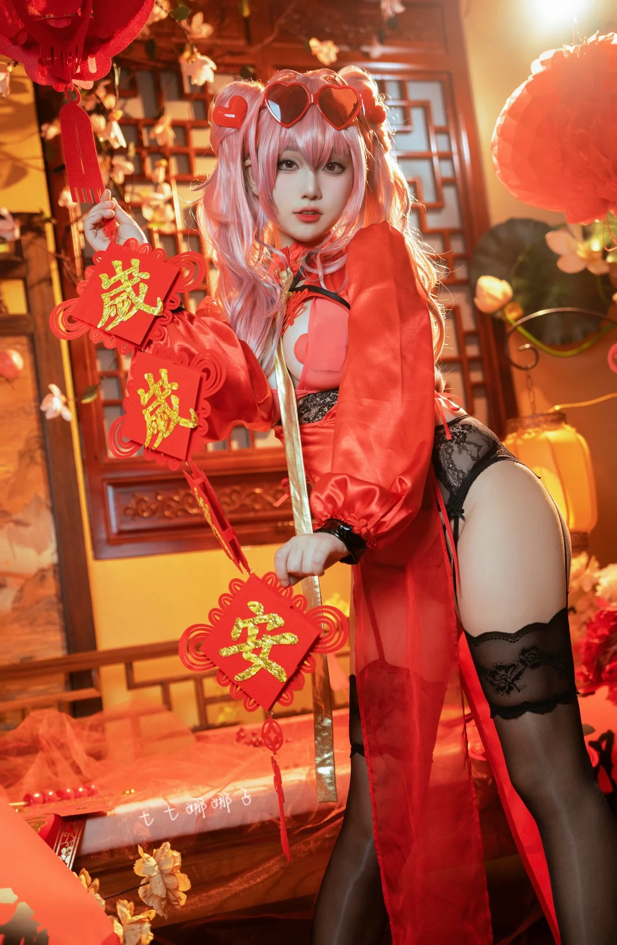 Coser美女七七娜娜子布莱默顿新春旗袍主题性感红色露胸旗袍配黑丝吊袜诱惑写真108P