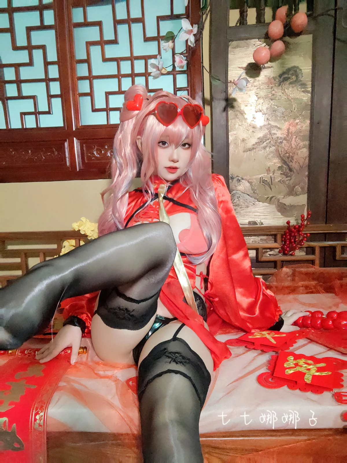 Coser美女七七娜娜子布莱默顿新春旗袍主题性感红色露胸旗袍配黑丝吊袜诱惑写真108P