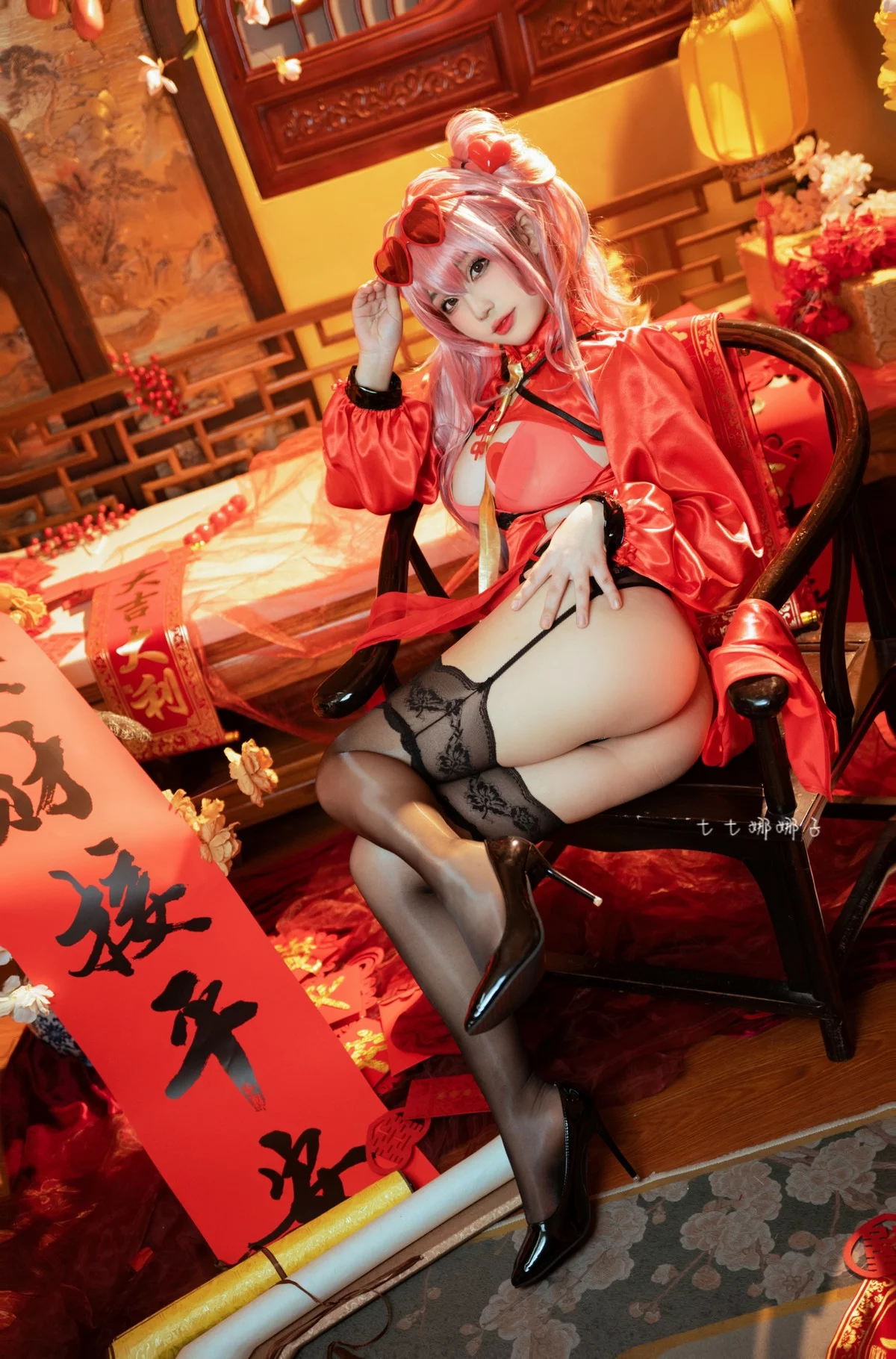Coser美女七七娜娜子布莱默顿新春旗袍主题性感红色露胸旗袍配黑丝吊袜诱惑写真108P