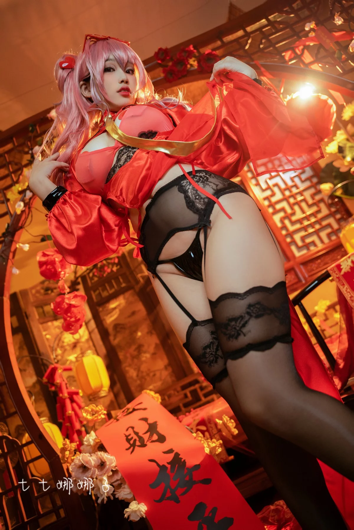 Coser美女七七娜娜子布莱默顿新春旗袍主题性感红色露胸旗袍配黑丝吊袜诱惑写真108P