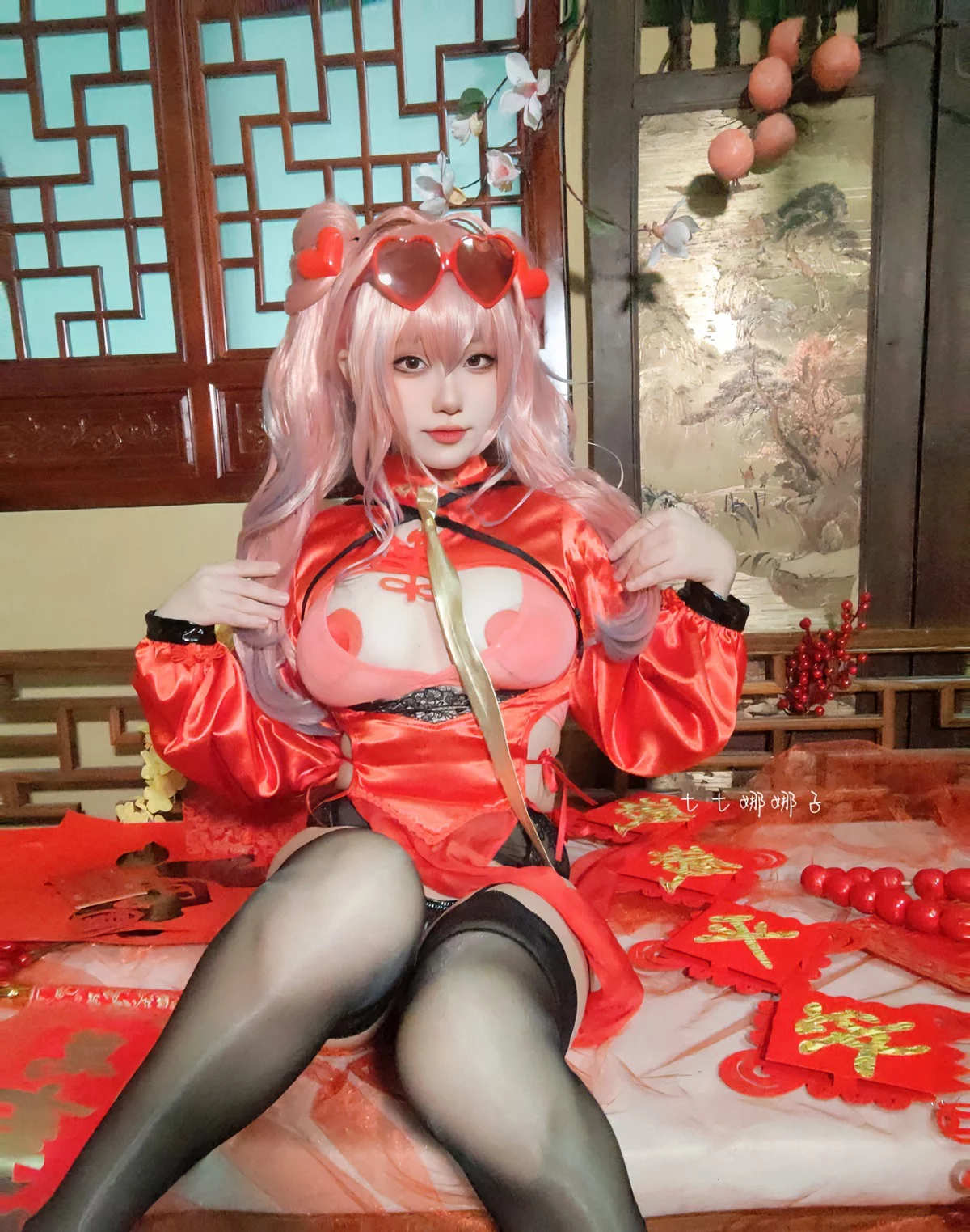 Coser美女七七娜娜子布莱默顿新春旗袍主题性感红色露胸旗袍配黑丝吊袜诱惑写真108P