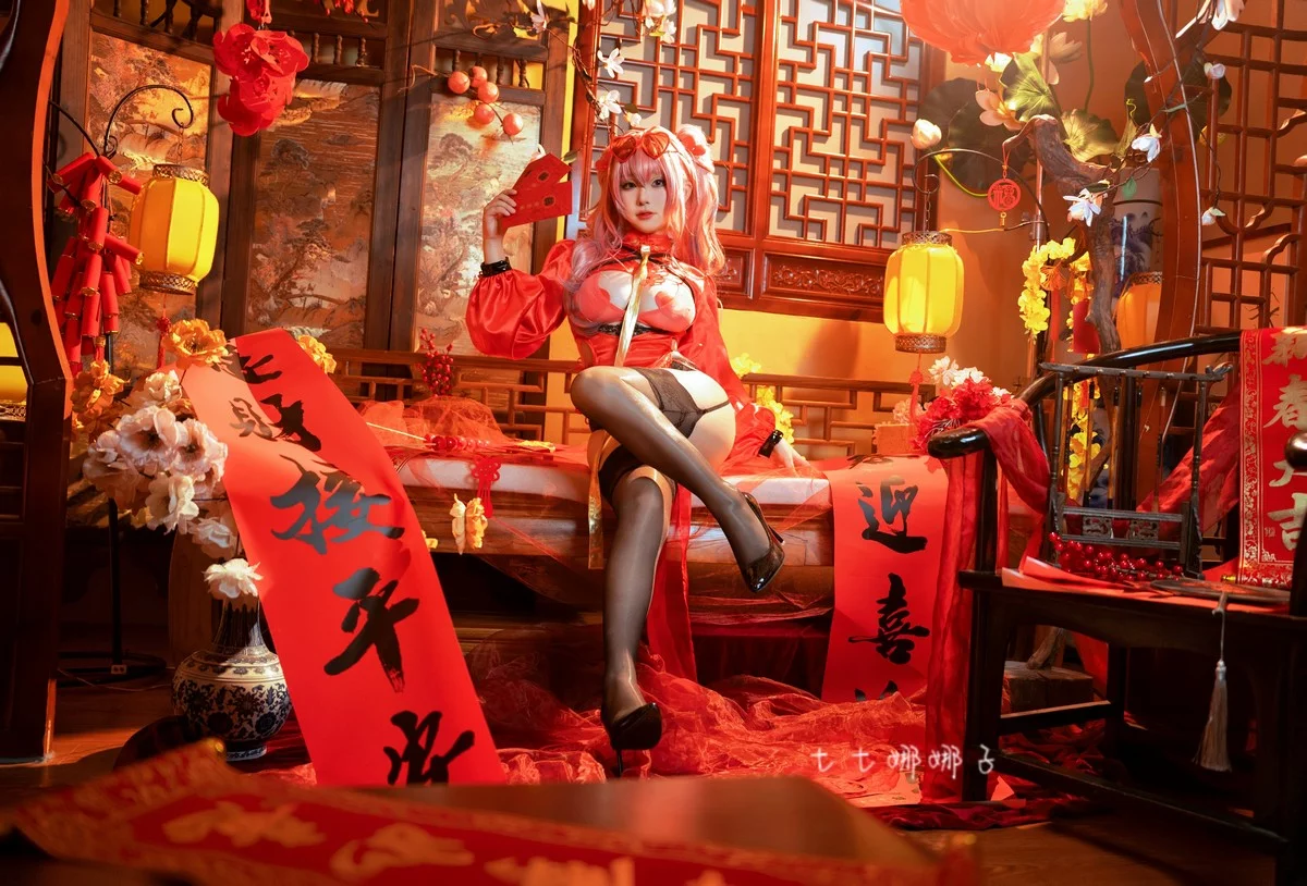 Coser美女七七娜娜子布莱默顿新春旗袍主题性感红色露胸旗袍配黑丝吊袜诱惑写真108P