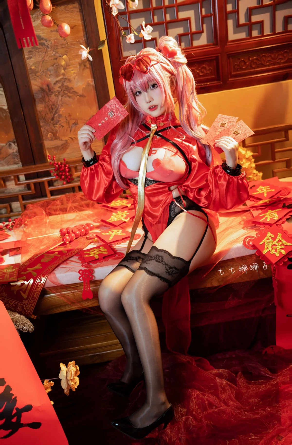 Coser美女七七娜娜子布莱默顿新春旗袍主题性感红色露胸旗袍配黑丝吊袜诱惑写真108P