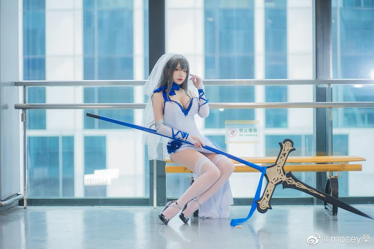 知名主播天夫人-Azur Lane Saint Louis主题白色紧身礼裙配白丝袜秀美腿诱惑写真46P