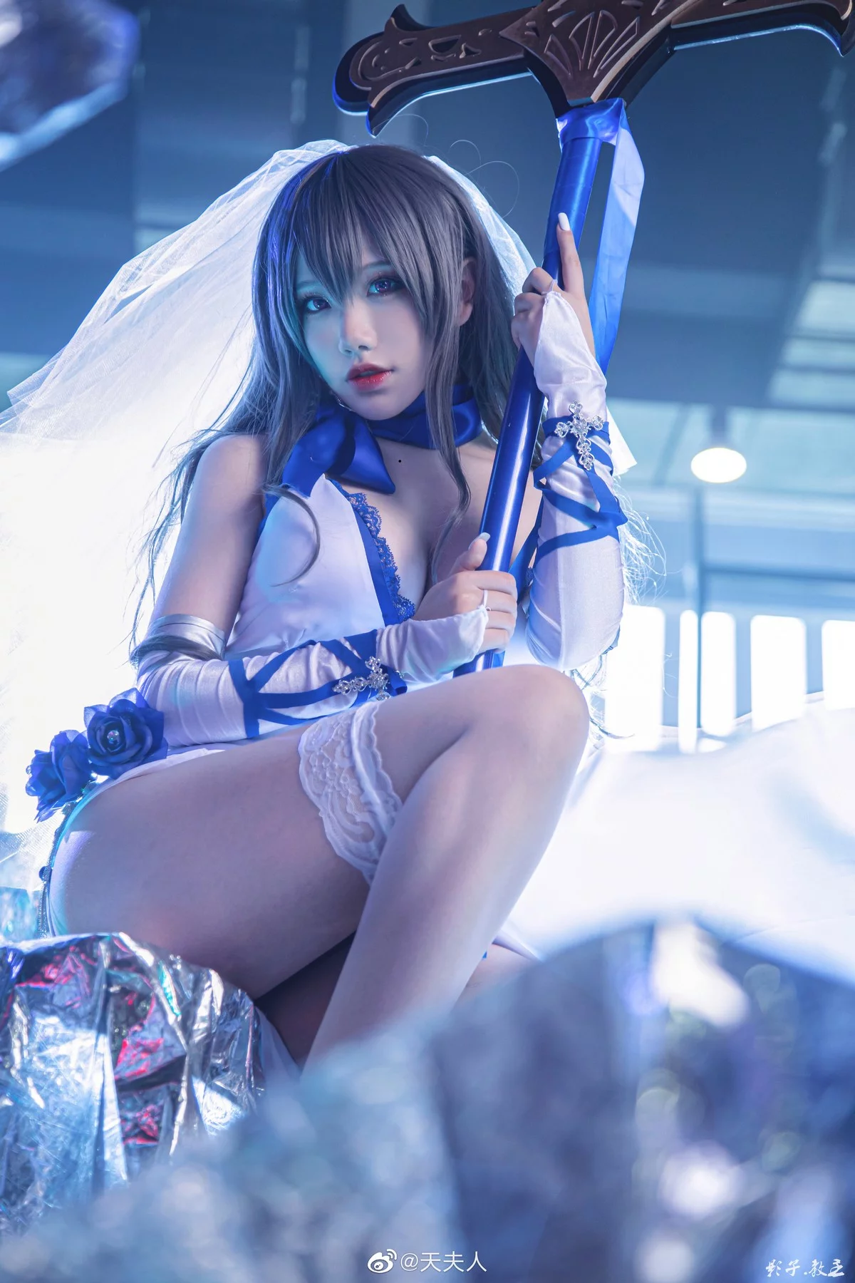 知名主播天夫人-Azur Lane Saint Louis主题白色紧身礼裙配白丝袜秀美腿诱惑写真46P