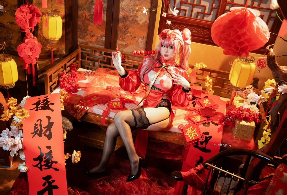 Coser美女七七娜娜子布莱默顿新春旗袍主题性感红色露胸旗袍配黑丝吊袜诱惑写真108P