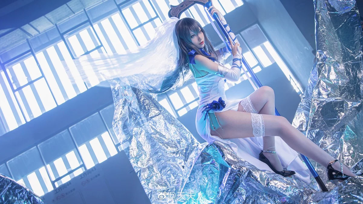 知名主播天夫人-Azur Lane Saint Louis主题白色紧身礼裙配白丝袜秀美腿诱惑写真46P