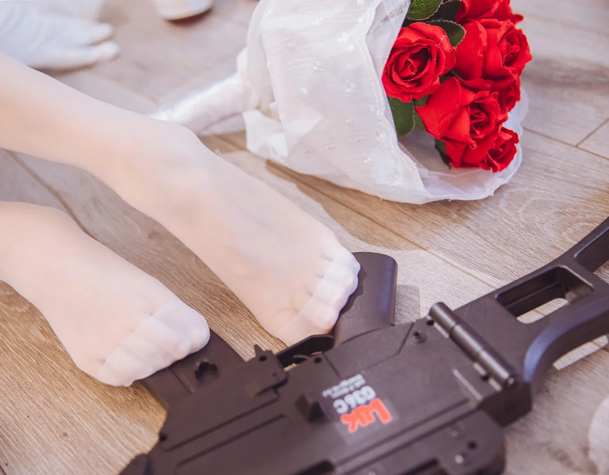 Cosplay美女日奈娇G36C礼服主题性感白色礼裙配白色蕾丝吊袜秀美腿诱惑写真40P