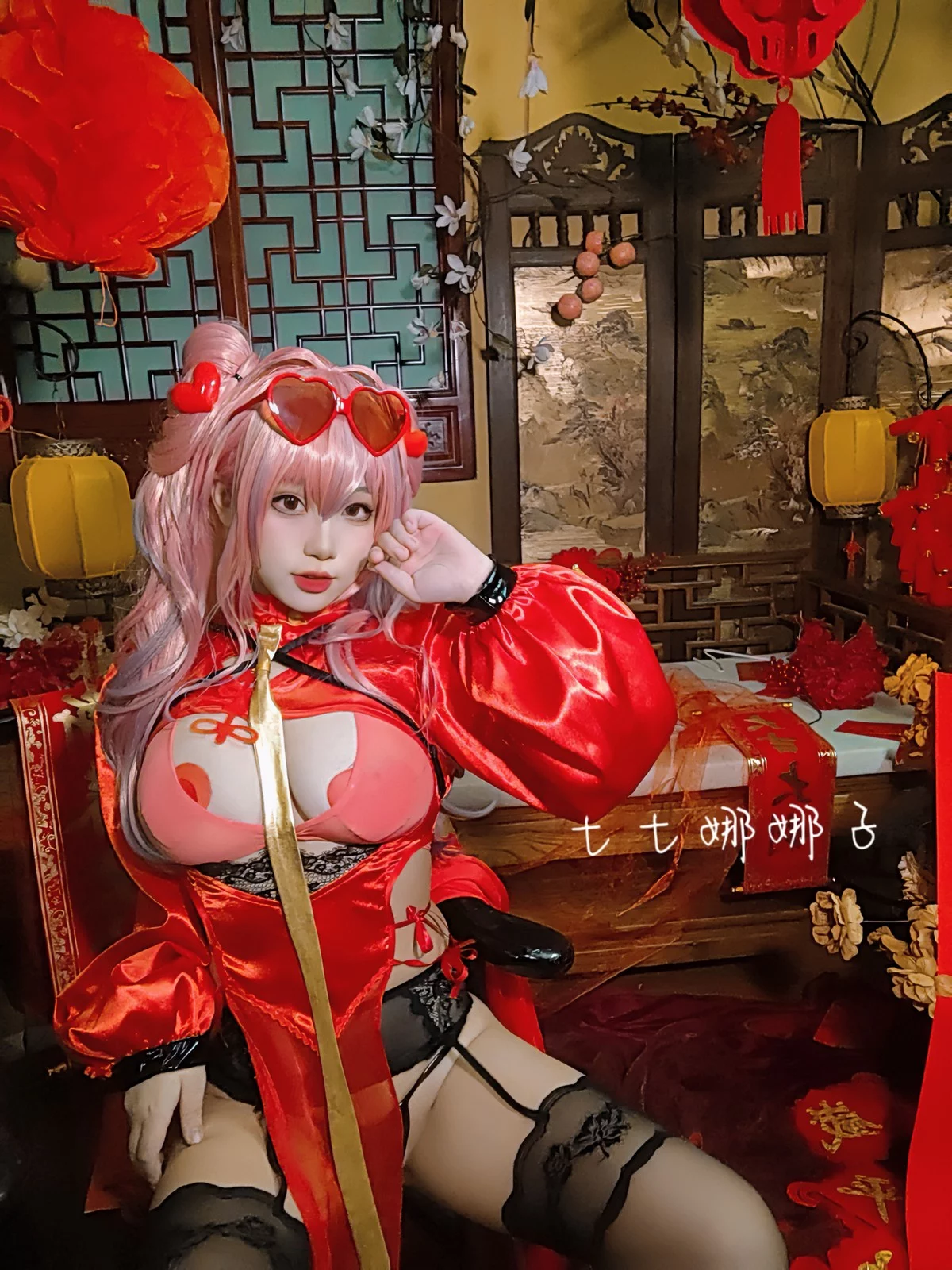 Coser美女七七娜娜子布莱默顿新春旗袍主题性感红色露胸旗袍配黑丝吊袜诱惑写真108P