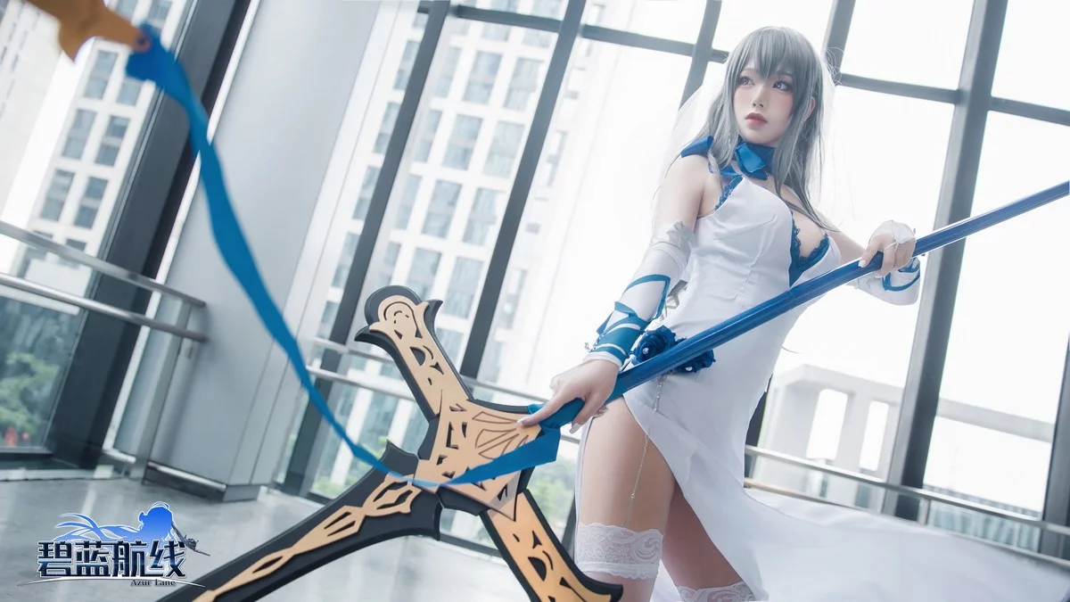 知名主播天夫人-Azur Lane Saint Louis主题白色紧身礼裙配白丝袜秀美腿诱惑写真46P