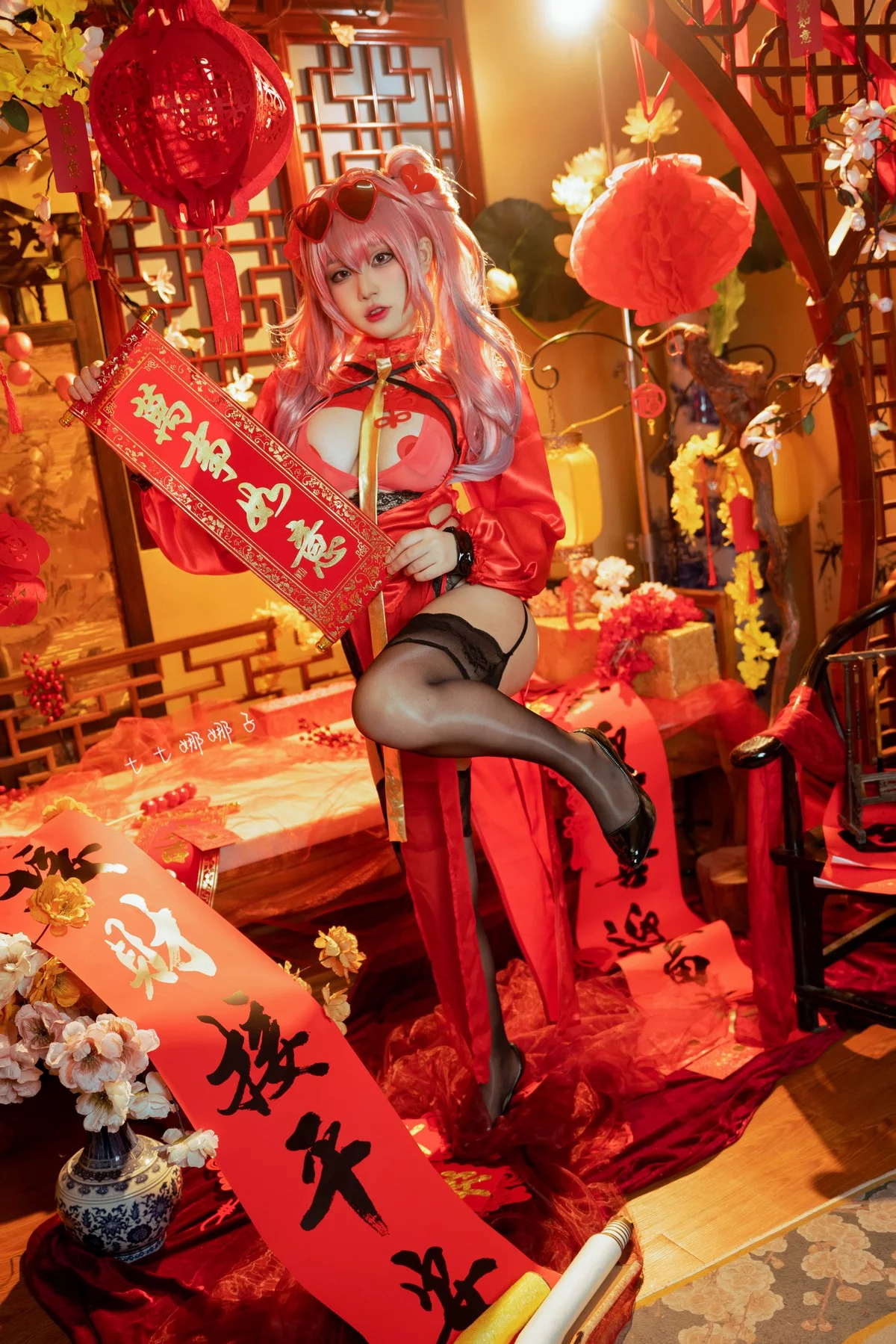 Coser美女七七娜娜子布莱默顿新春旗袍主题性感红色露胸旗袍配黑丝吊袜诱惑写真108P