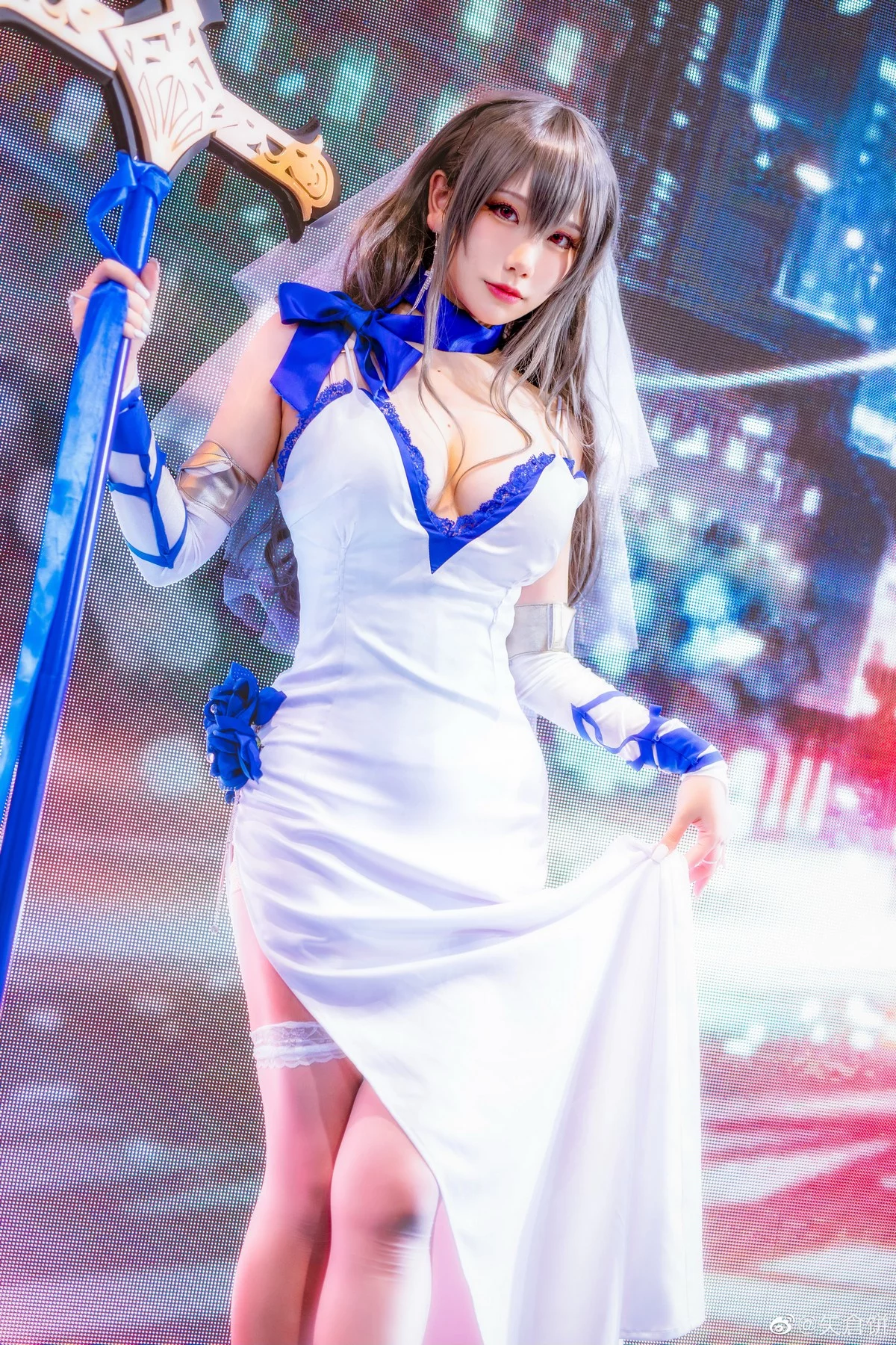 知名主播天夫人-Azur Lane Saint Louis主题白色紧身礼裙配白丝袜秀美腿诱惑写真46P