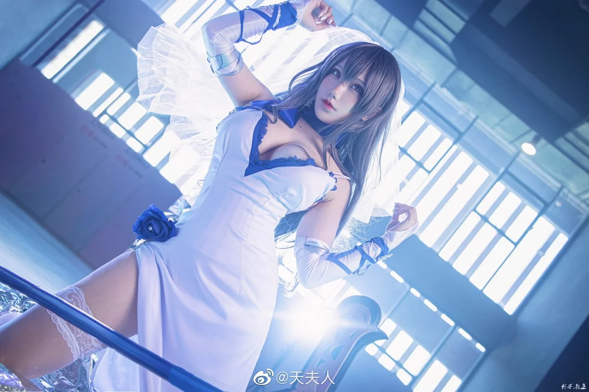 知名主播天夫人-Azur Lane Saint Louis主题白色紧身礼裙配白丝袜秀美腿诱惑写真46P