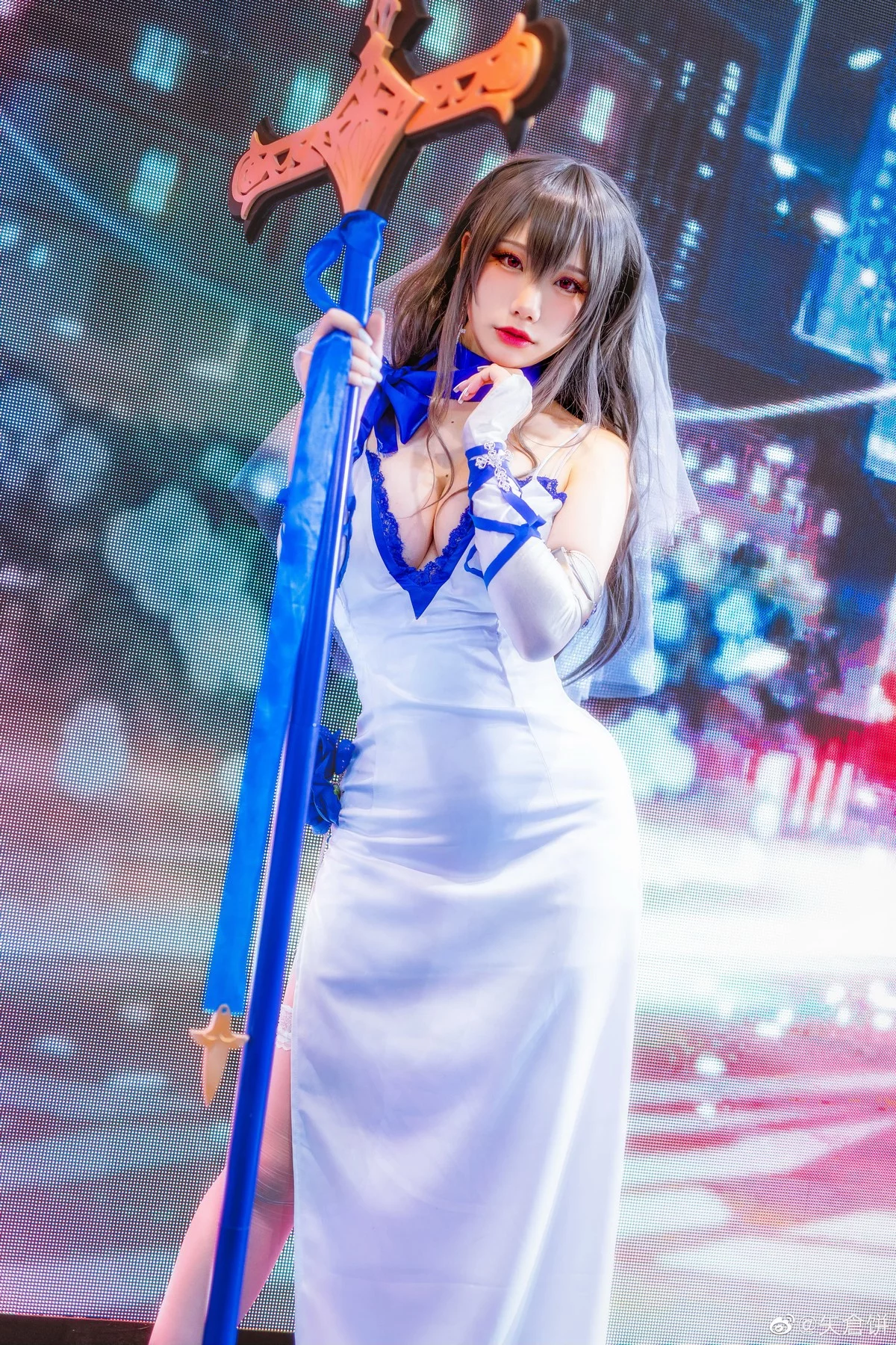 知名主播天夫人-Azur Lane Saint Louis主题白色紧身礼裙配白丝袜秀美腿诱惑写真46P