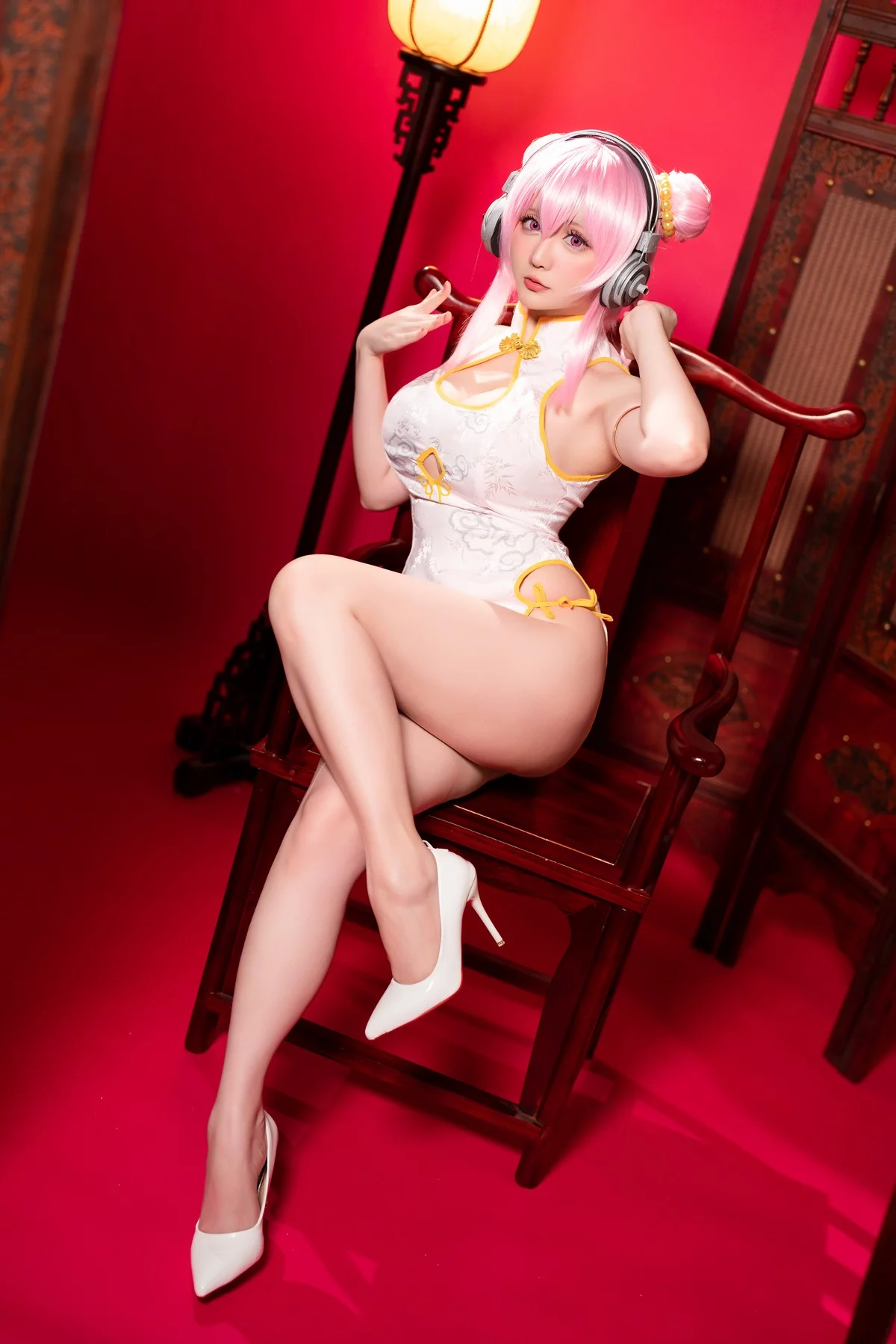 Coser小姐姐星之迟迟索尼子旗袍主题性感粉色情趣短旗袍秀翘臀美腿诱惑写真41P
