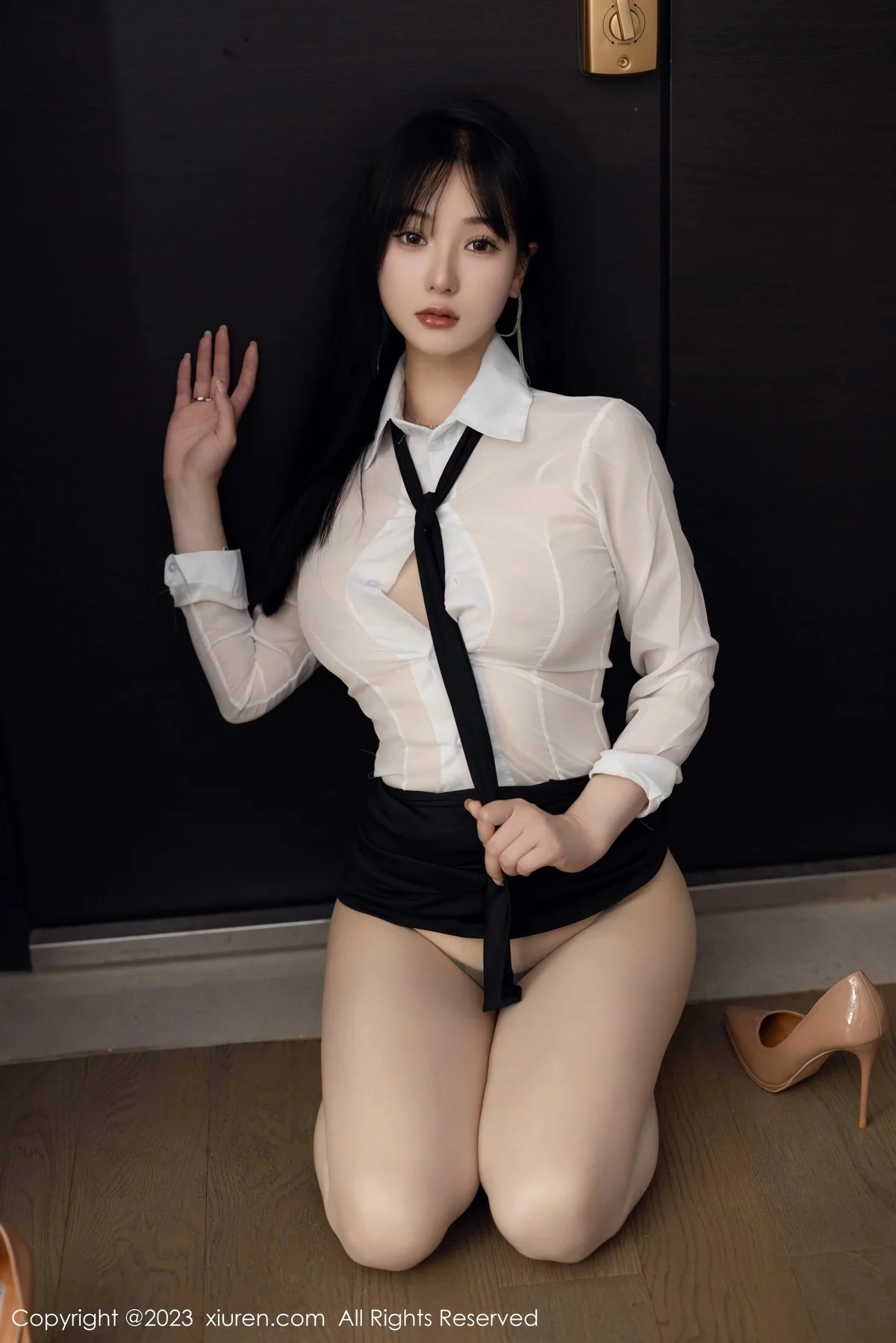 XiuRen第6710期_新人模特柚琪Rich性感白色轻透衣配黑短裙秀曼妙身姿诱惑写真74P