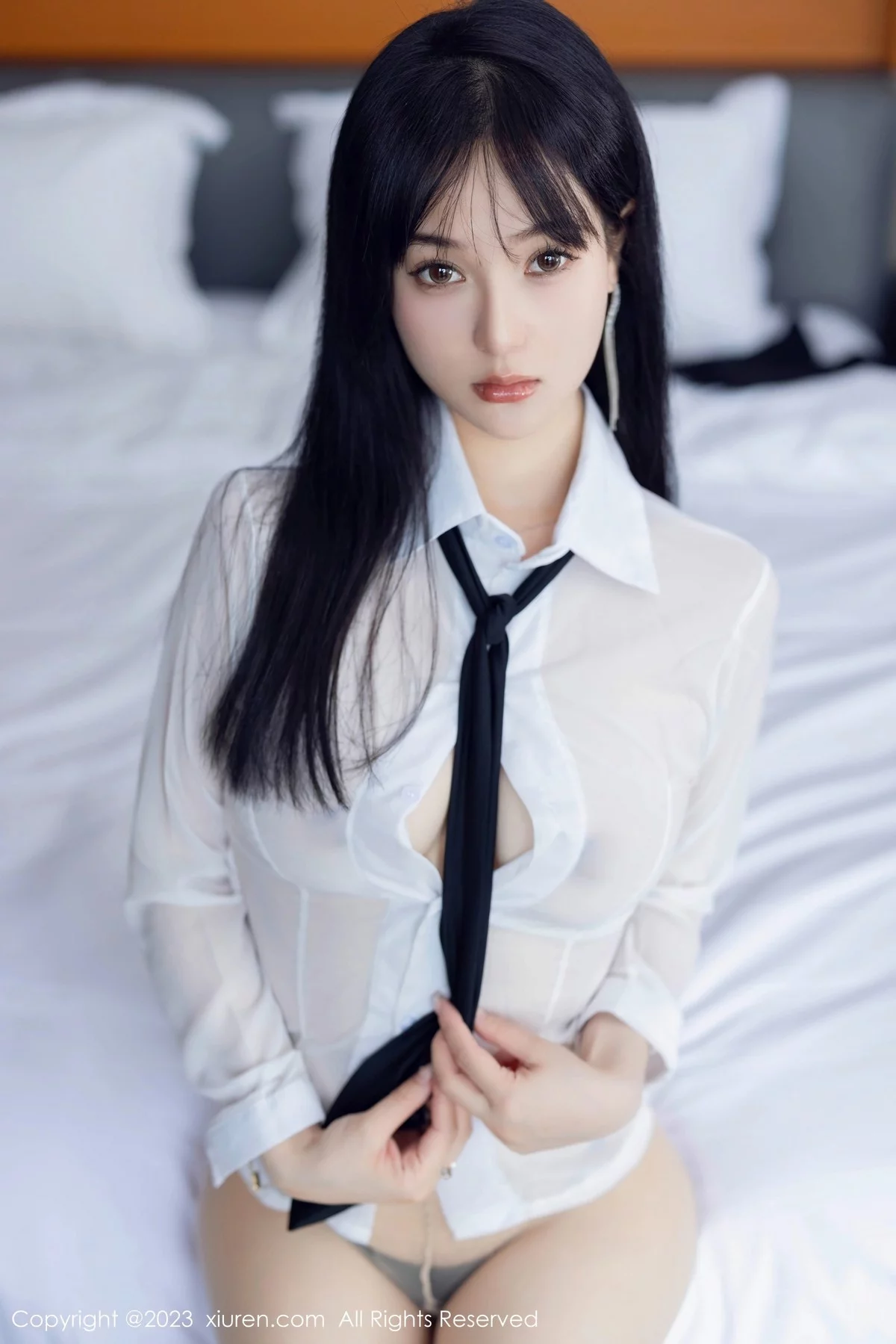 XiuRen第6710期_新人模特柚琪Rich性感白色轻透衣配黑短裙秀曼妙身姿诱惑写真74P
