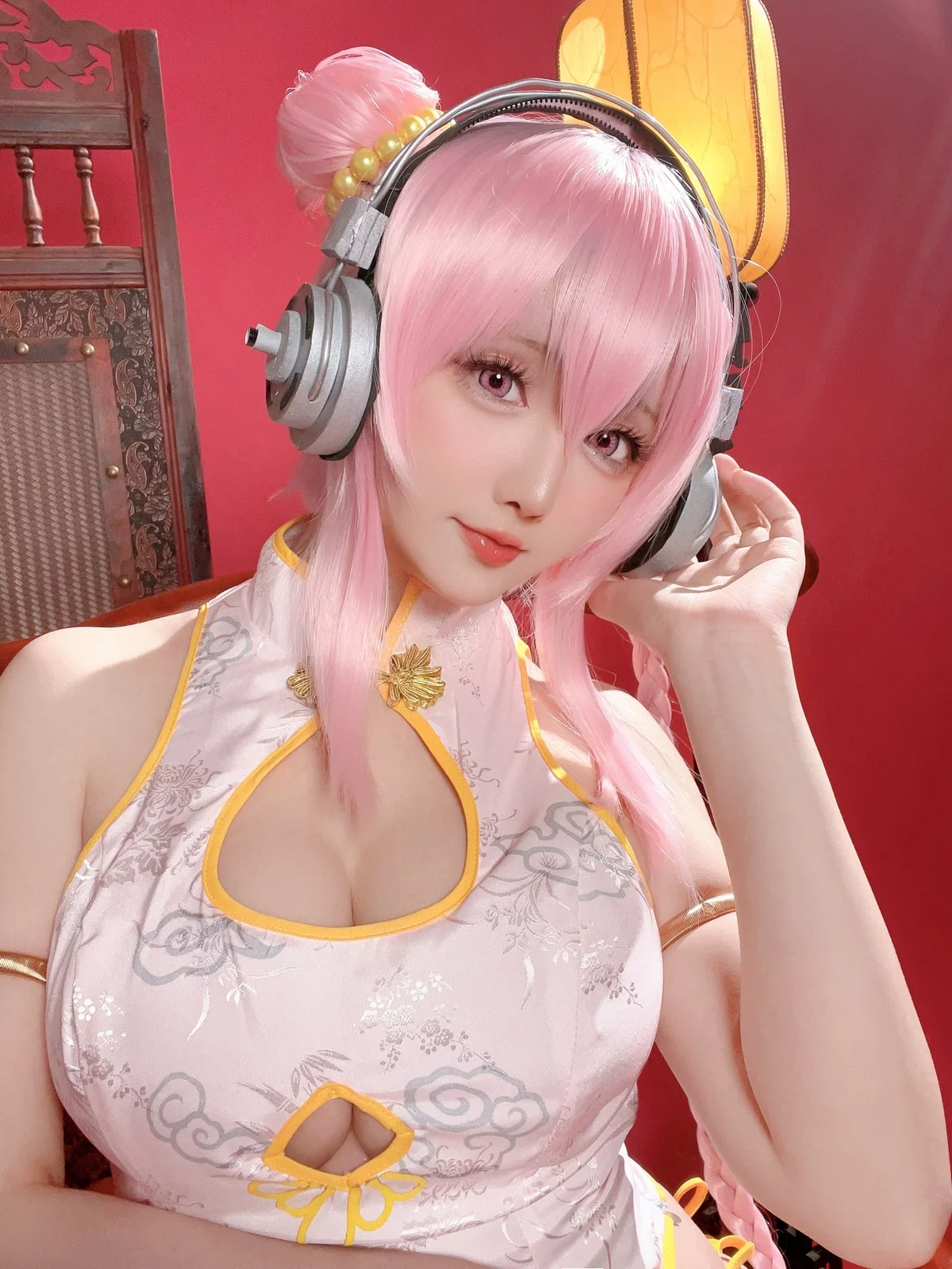 Coser小姐姐星之迟迟索尼子旗袍主题性感粉色情趣短旗袍秀翘臀美腿诱惑写真41P