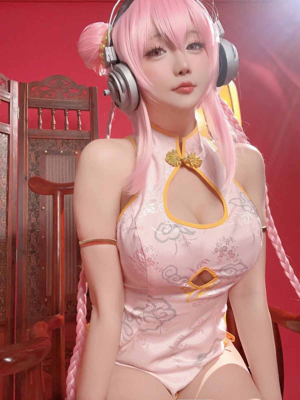 Coser小姐姐星之迟迟索尼子旗袍主题性感粉色情趣短旗袍秀翘臀美腿诱惑写真41P