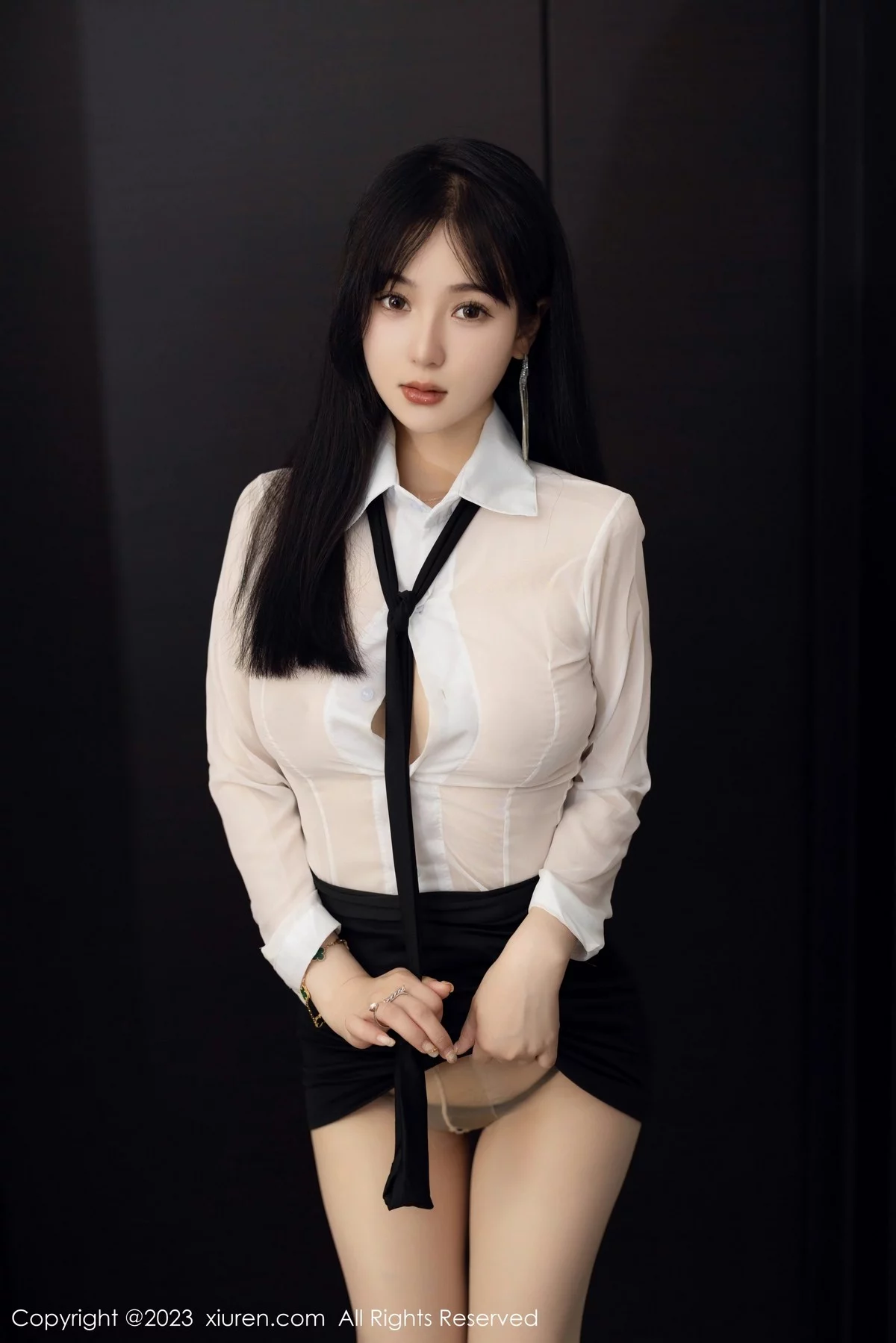 XiuRen第6710期_新人模特柚琪Rich性感白色轻透衣配黑短裙秀曼妙身姿诱惑写真74P
