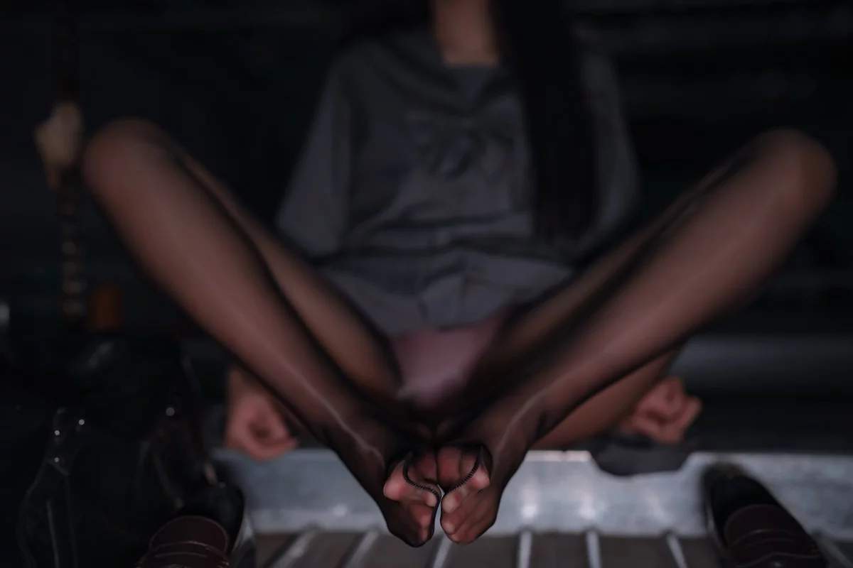 网络美女轩萧学姐楼道车库主题户外性感JK制服配超薄闪亮黑丝秀美腿诱惑写真87P