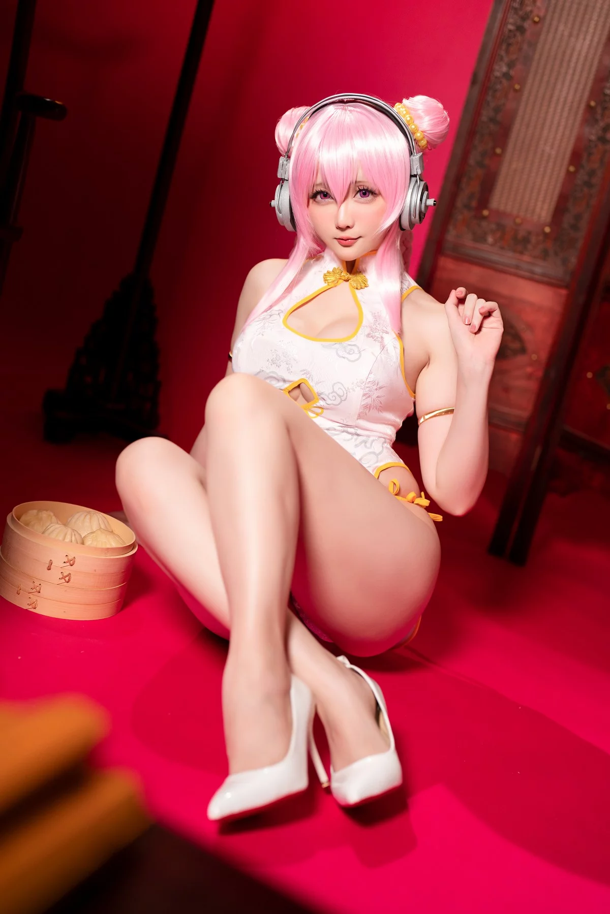 Coser小姐姐星之迟迟索尼子旗袍主题性感粉色情趣短旗袍秀翘臀美腿诱惑写真41P