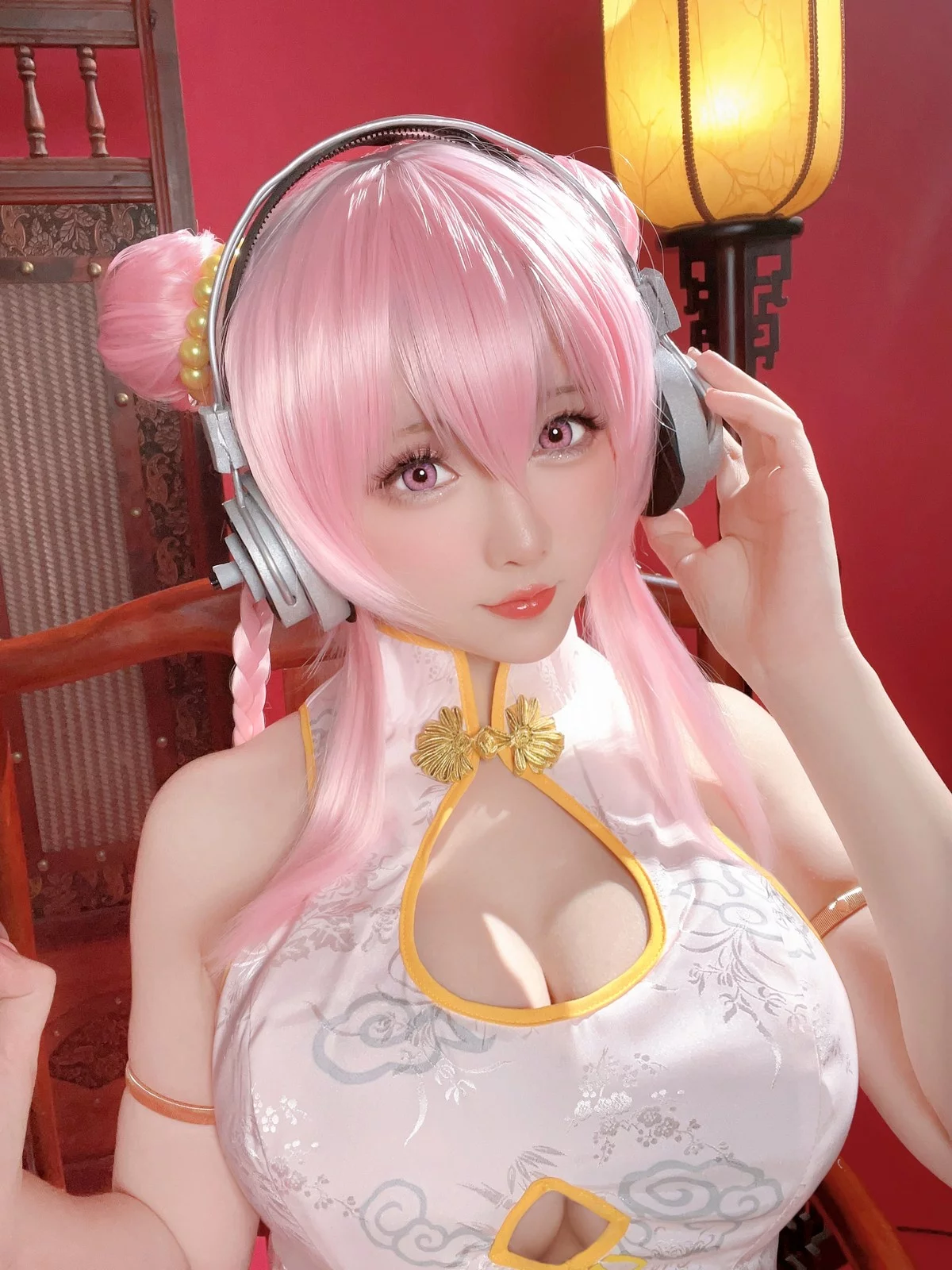 Coser小姐姐星之迟迟索尼子旗袍主题性感粉色情趣短旗袍秀翘臀美腿诱惑写真41P