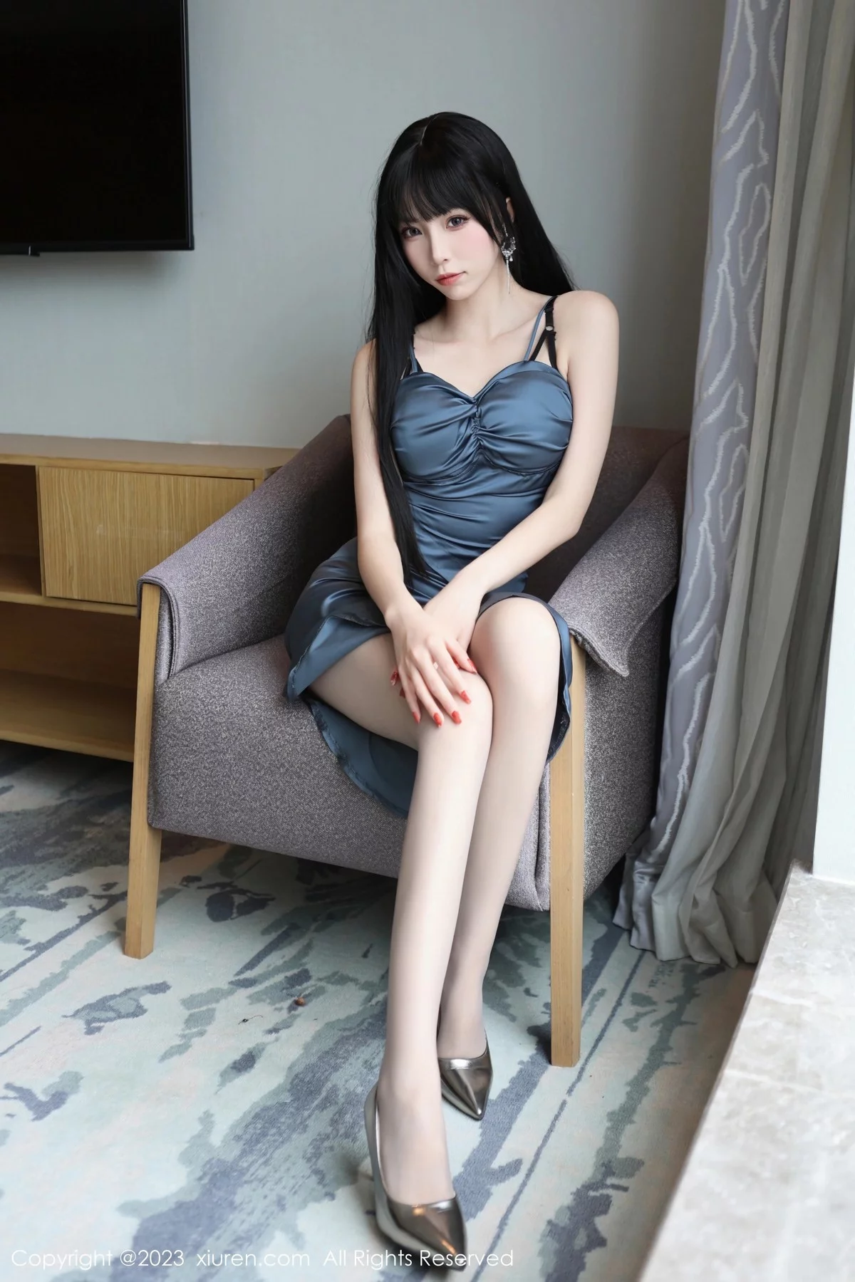 XiuRen第6713期_模特江七七性感灰色服饰露黑色轻透内衣配超薄灰丝迷人诱惑写真82P